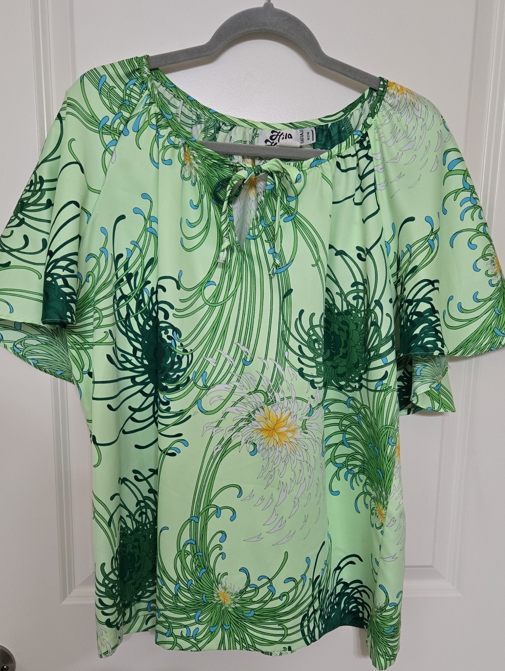 Hilo Hattie Light Green Floral Keyhole Peasant Blouse